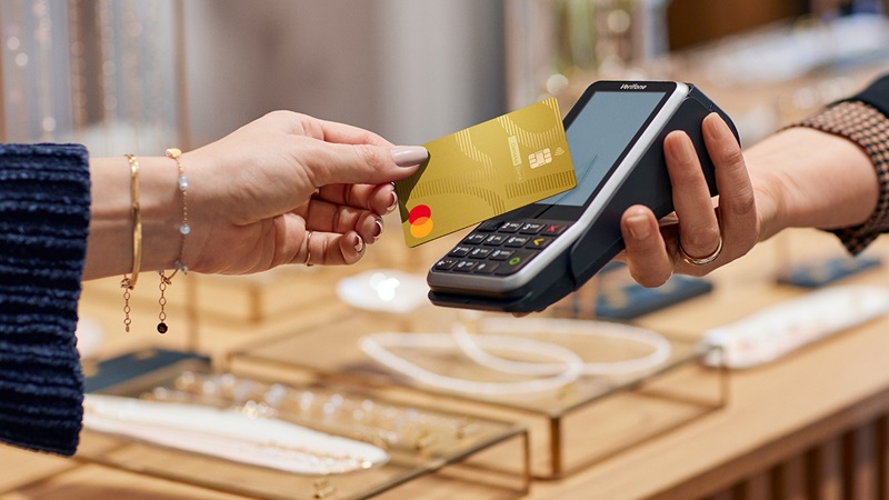 Kvinne som betaler med kort