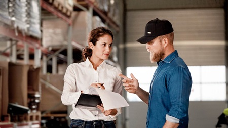 Forretningskvinne og mann som diskuterer