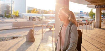 Ung kvinne som reiser